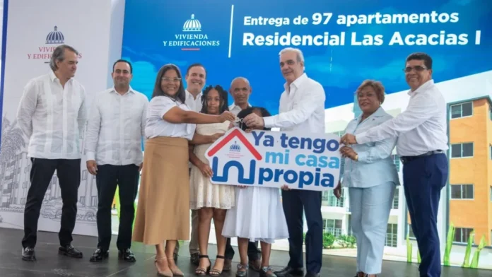 Abinader entrega apartamentos en Santo Domingo Este