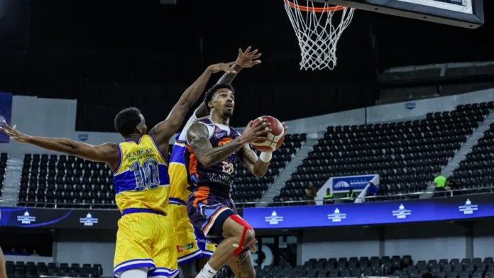 Los Prados celebran victoria en baloncesto.