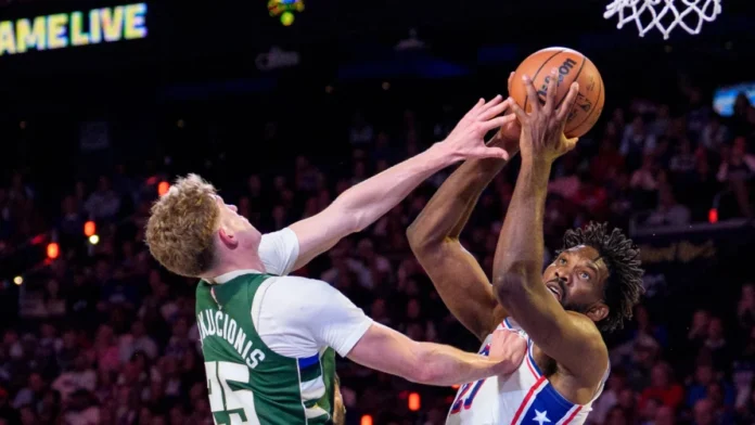 Embiid celebra su triple-doble con los Sixers.