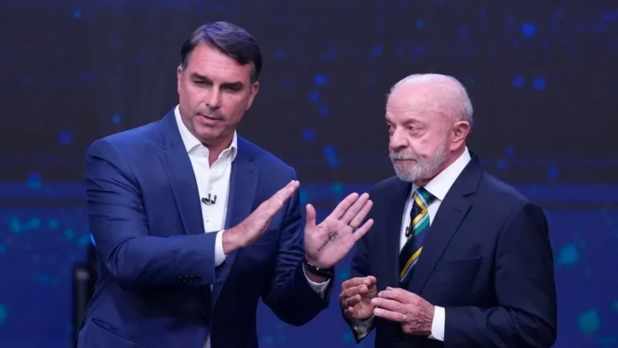 Flávio Bolsonaro vota en elecciones brasileñas.