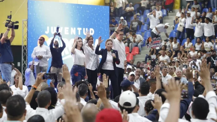 Carolina Mejía juramenta jóvenes para campaña 2028