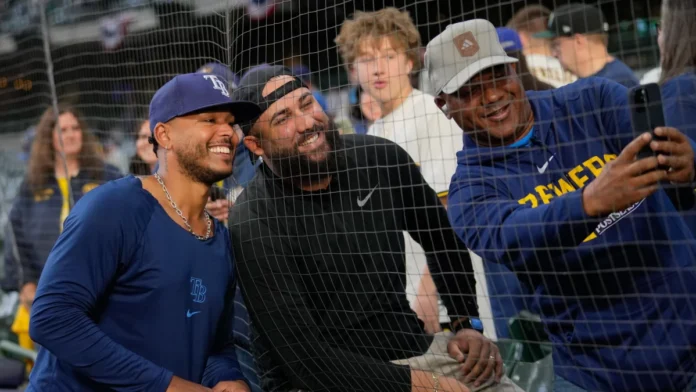 Freddy Peralta lanza en la Serie Mundial.