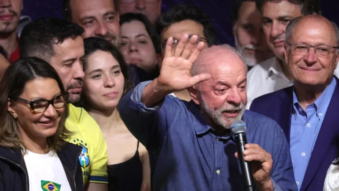 Lula celebra victoria electoral en Brasil.