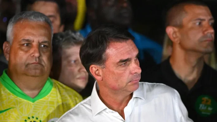 Flávio Bolsonaro cuestiona resultados electorales en Brasil.