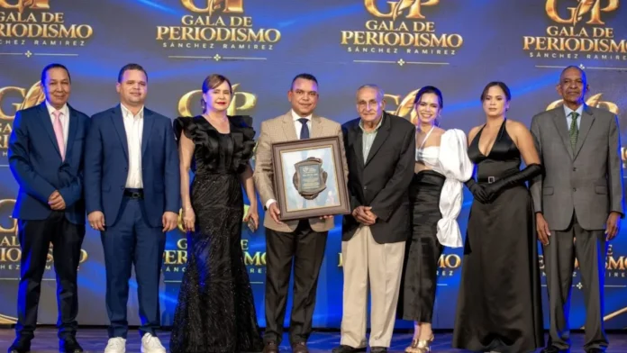 Reconocimiento a Julio César Landrón en gala.