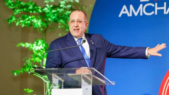 Magín Díaz discute inversión pública en RD