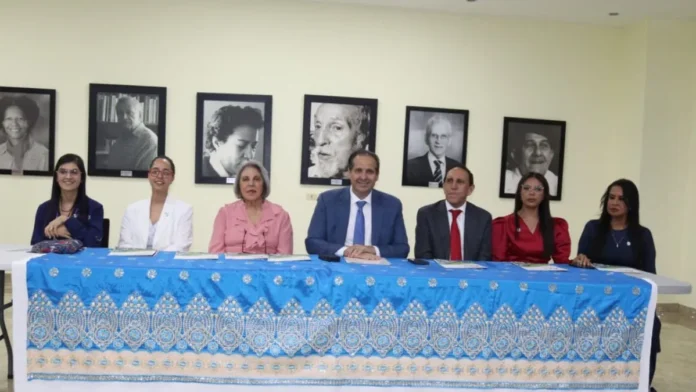 Premio a periodistas por investigaciones en salud.