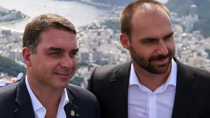 Flávio Bolsonaro y su hermano huyen a EE.UU.