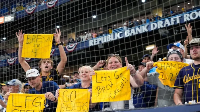 Fanáticos de los Brewers celebran en Tropicana Field.