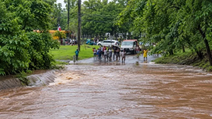 Comunidades de Monte Plata aisladas por inundaciones.