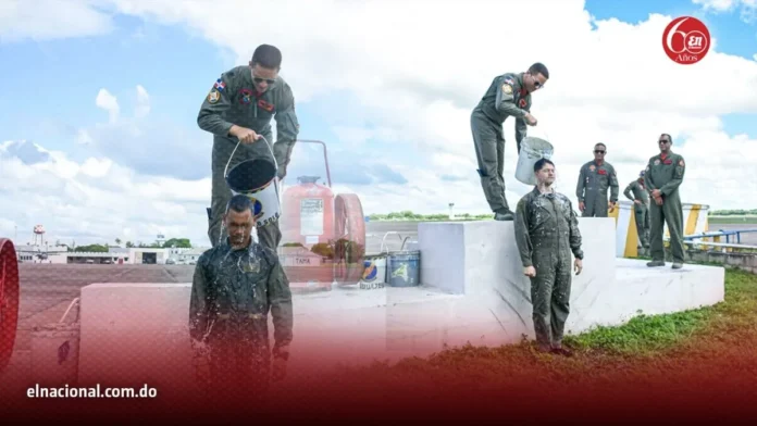 Aspirantes a pilotos FARD celebran logros.