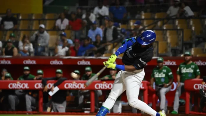Mel Rojas Jr. celebra su primer jonrón.