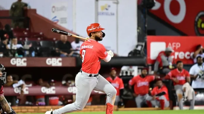 Leones del Escogido celebran victoria con jonrones.