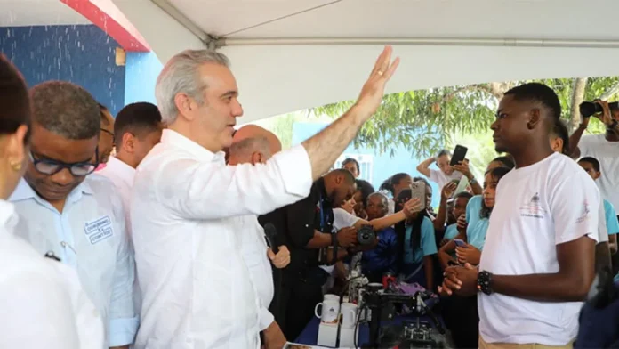 Abinader inaugura escuelas en San Pedro.