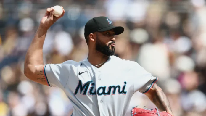 Marlins ejercen opción sobre Sandy Alcántara