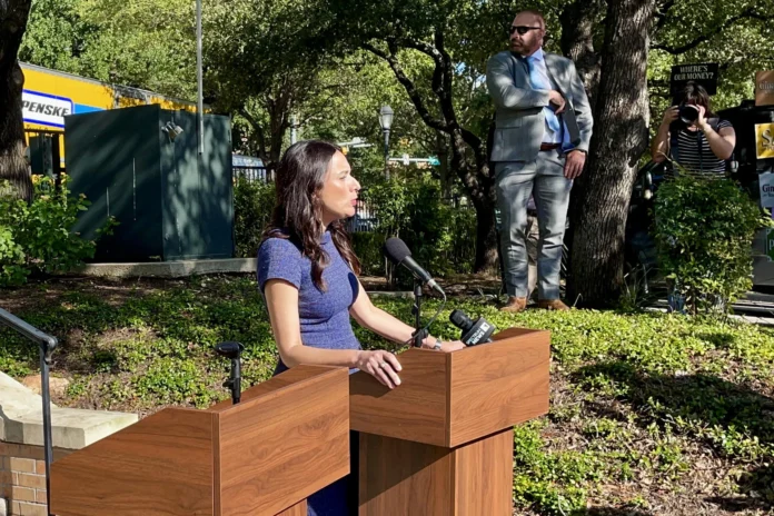 Gina Hinojosa debate a Greg Abbott en Austin.