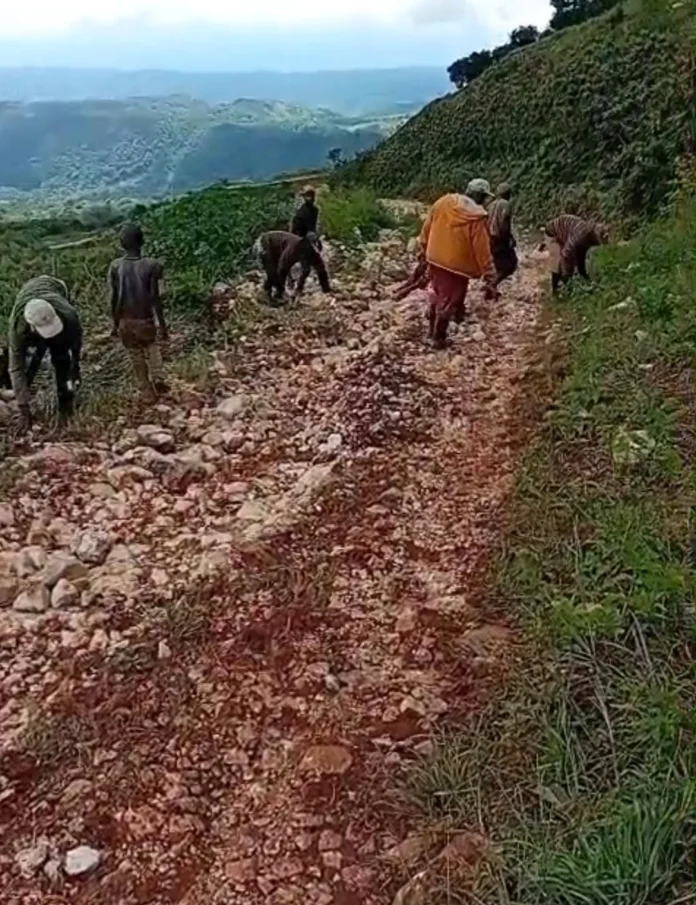 Lluvias afectan caminos en Pedernales.
