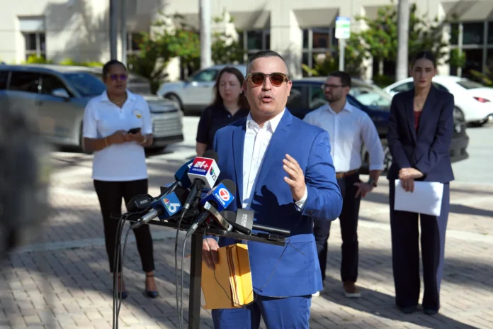Activistas piden fin a deportaciones en Doral