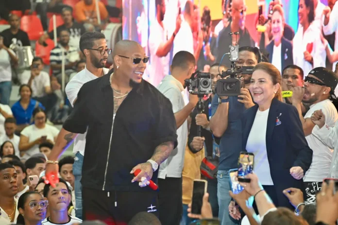 Carolina Mejía juramenta comando juvenil PRM