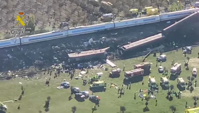 Accidente ferroviario en España deja 64 muertos.