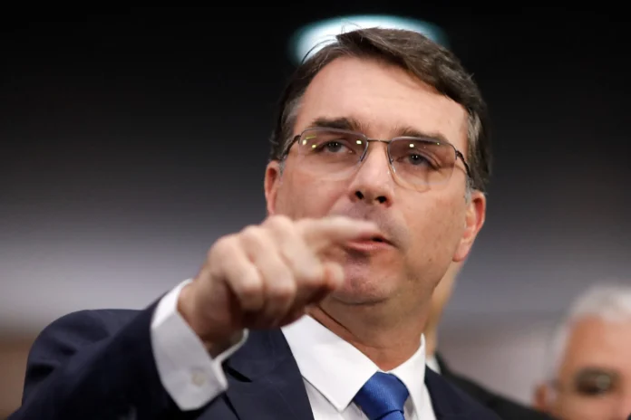 Flávio Bolsonaro en mitin electoral en São Paulo.