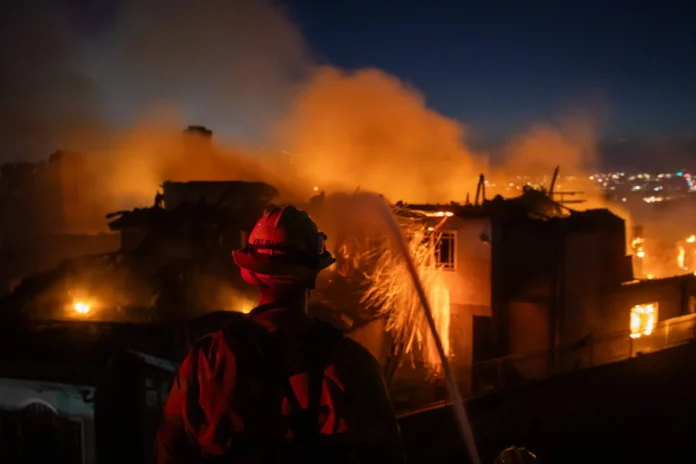 Incendio forestal devora mansiones en California