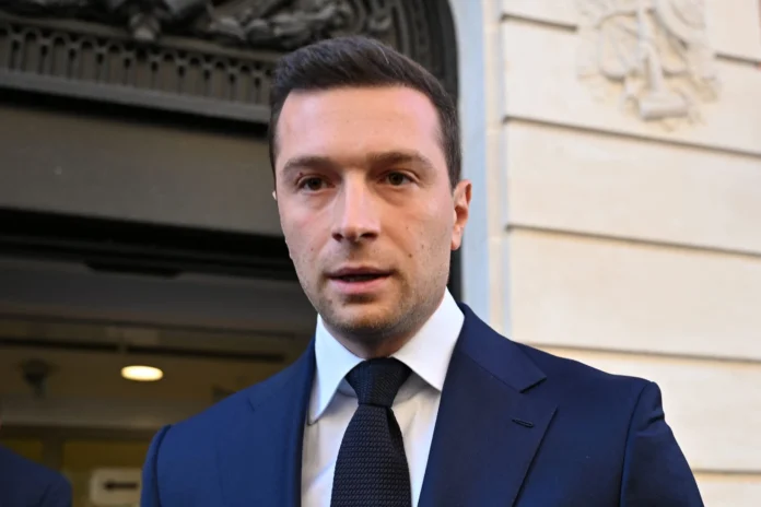 Bardella exige renuncia de Macron en Francia.