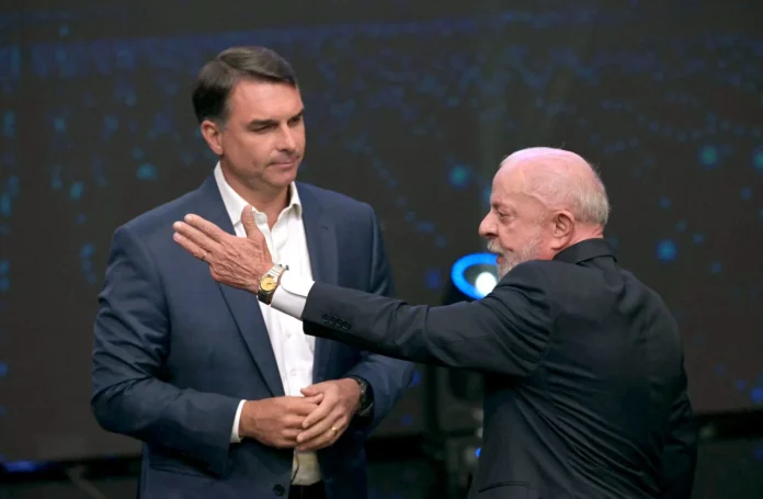 Lula critica a Flávio Bolsonaro en debate.