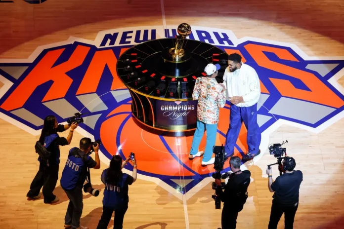 Knicks celebran anillos de campeones NBA.