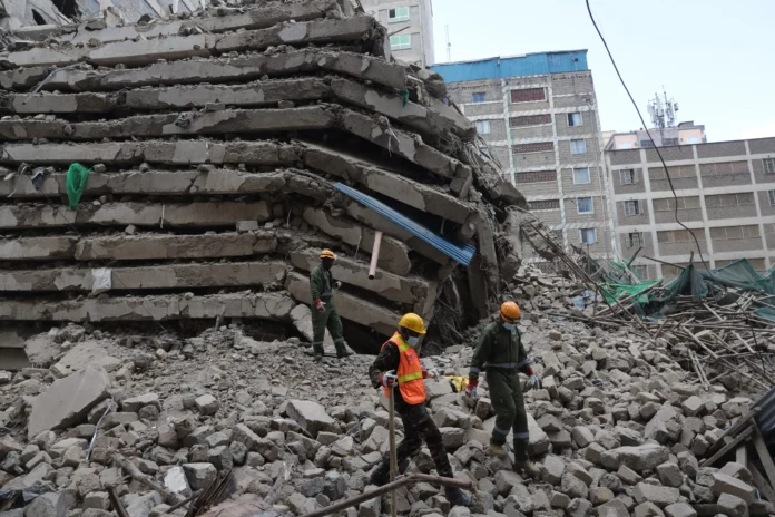 Derrumbe de edificio en Nairobi, rescate en curso.