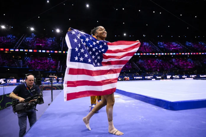 Skye Blakely celebra su oro en Róterdam.