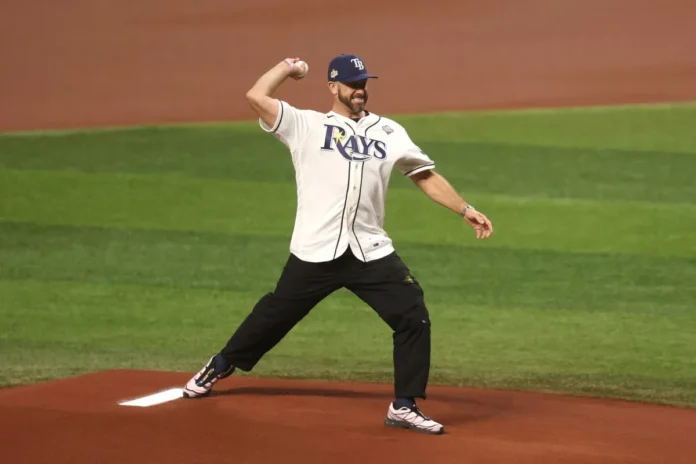 Evan Longoria lanza primera bola en juego.