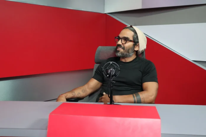 Andry Alvarado vendiendo limonada en semáforos.