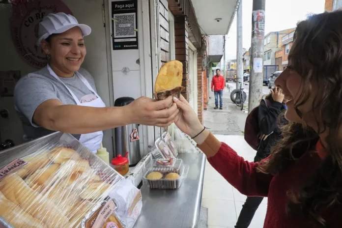 Familia venezolana enfrenta altos costos alimentarios.