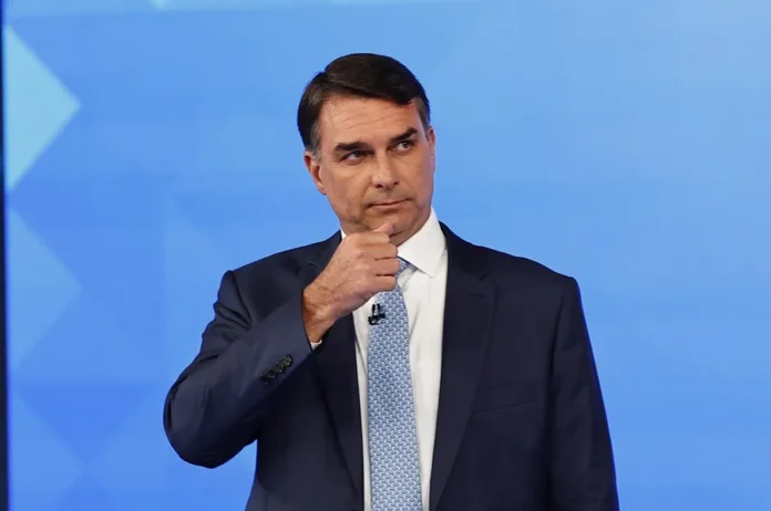 Flávio Bolsonaro llega a Miami tras huida.