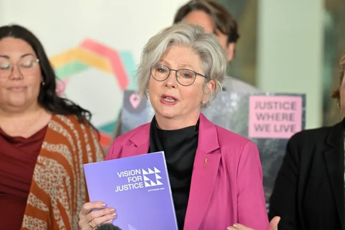 Diputada Helen Haines en estado crítico tras atropello.