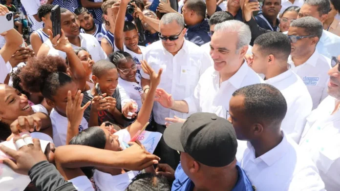 Abinader entrega apartamentos y títulos de propiedad