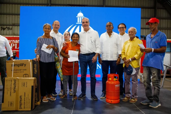 Abinader entrega ayudas a hogares vulnerables.