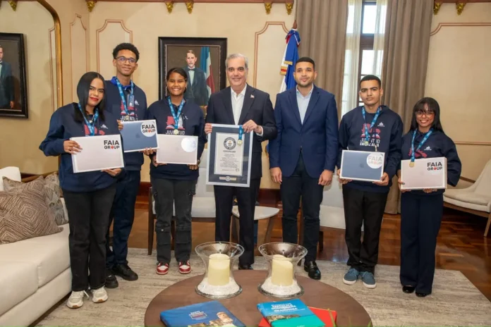 Abinader entrega becas a jóvenes lectores.