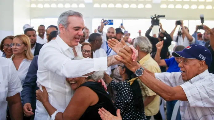Abinader inaugura obras en San Pedro.