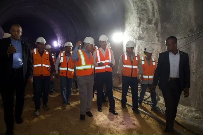 Abinader supervisa construcción de túnel pluvial