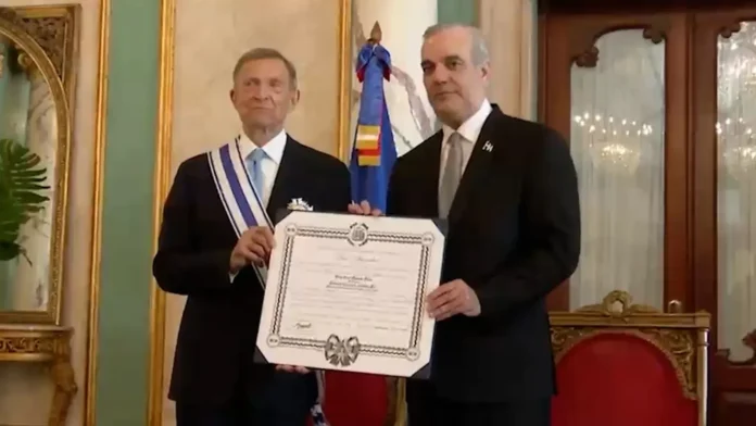 Abinader condecora a Roberto Álvarez en ceremonia.