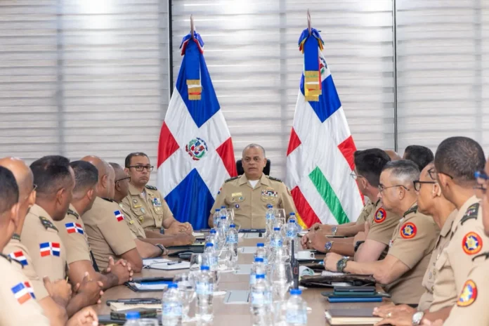 Ministro de Defensa revisa planes de seguridad.
