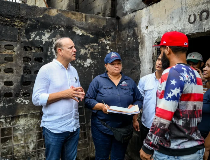 Apoyo del alcalde a familias afectadas por incendio
