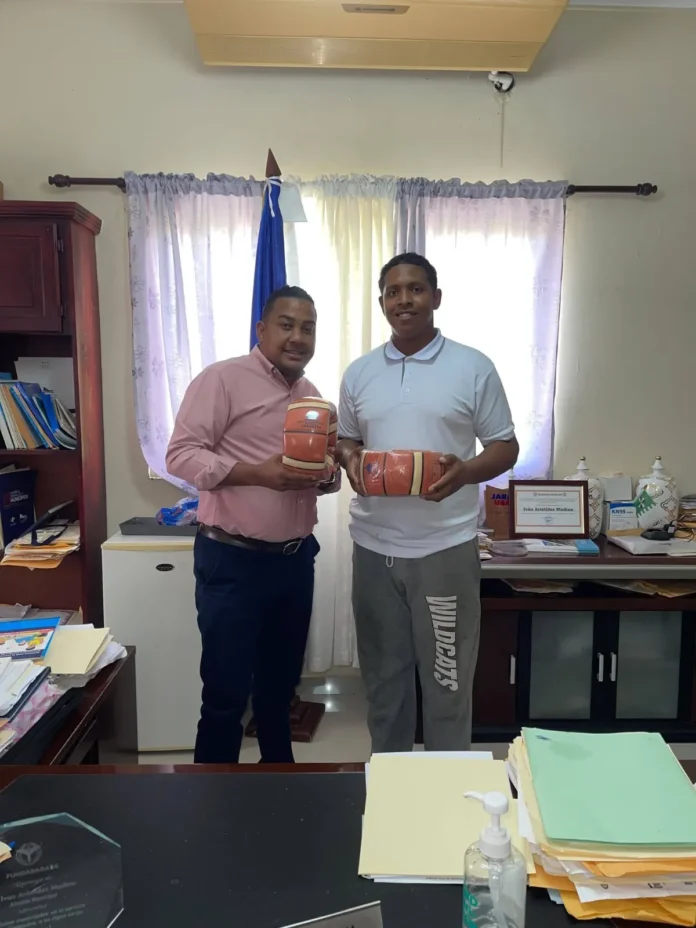 Entrega de utilería deportiva en Villa Jaragua