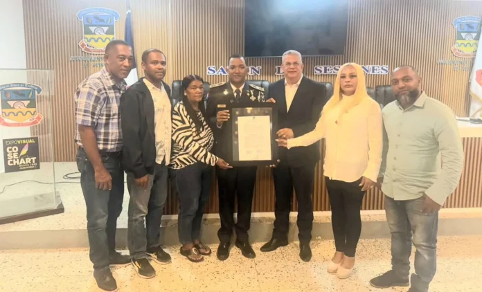 Reconocimiento al coronel Aneurys Ruiz.