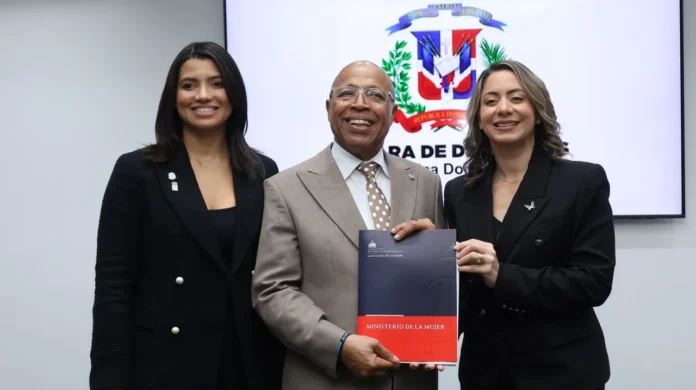 Alfredo Pacheco recibe Ley Mirabal contra violencia.