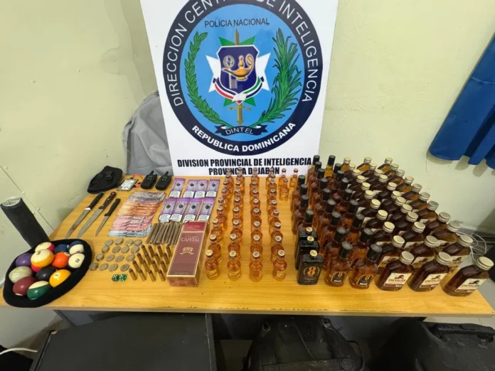 Allanamiento en Dajabón: armas y bebidas confiscadas.