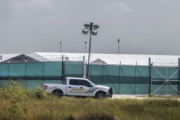 Gobierno de EE. UU. compra centros de detención