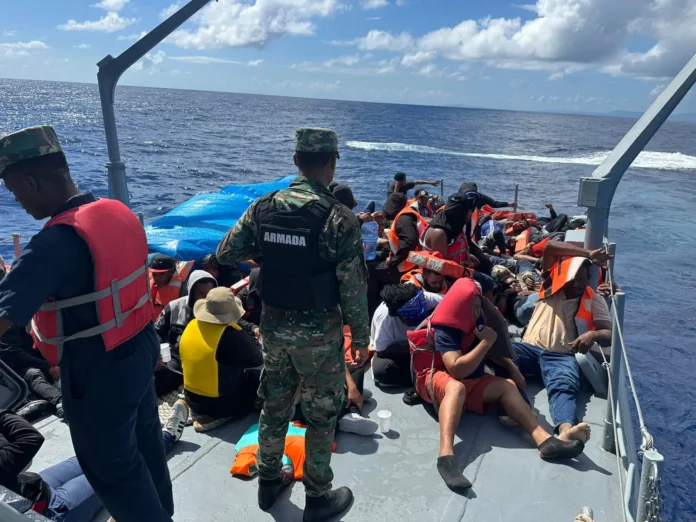 Armada intercepta embarcación con 59 migrantes.